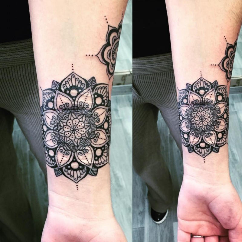 Tatuaje en la muñeca, mandala espléndida elegante, colores negro blanco