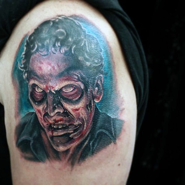 Unglaubliches sehr detailliertes buntes Schulter Tattoo mit  Zombie-Mannes Porträt