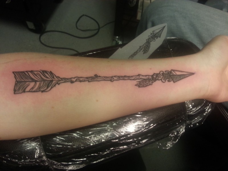freccia indiana sembra reale tatuaggio su braccio