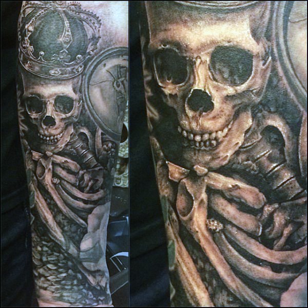Tatuaje en el brazo,
esqueleto realista detallado de rey en corona