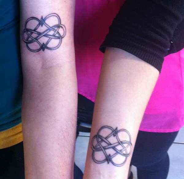 cuore infinito d&quotamicizia celtica tatuaggio su braccio