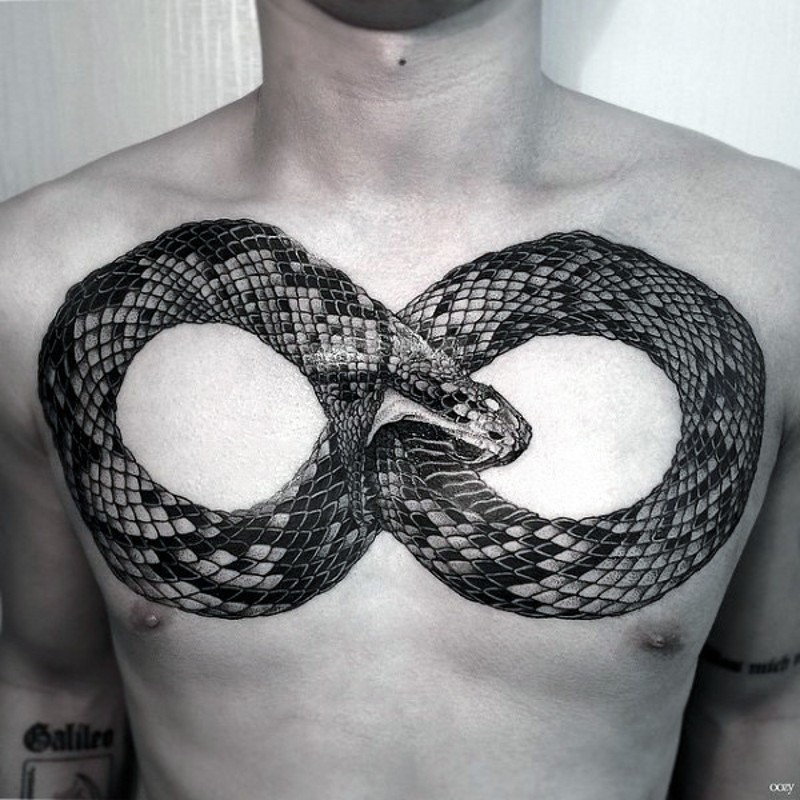 Sehr detaillierte Schlange in der Form von Unendlichkeitssymbol Tattoo an der Brust