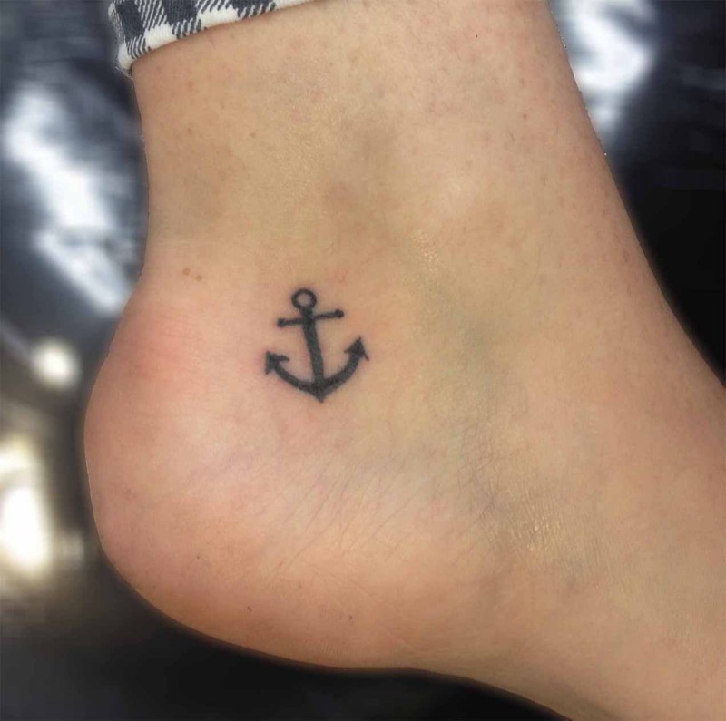 Tatuaje en el pie, ancla simple preciosa