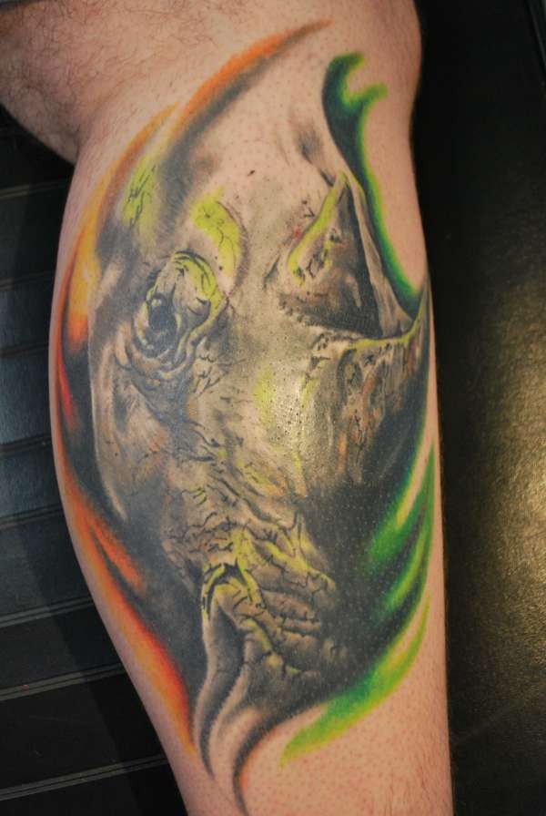 Tatuaje de rinoceronte de color en la pierna