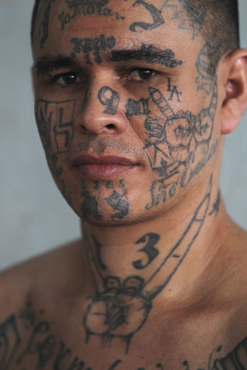 Verrückte Tattoos in Tusche auf dem Gesicht