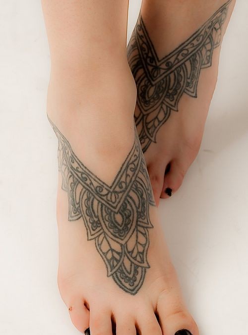 inchiostro grigio tatuaggio modello su due piede  in Henna stile