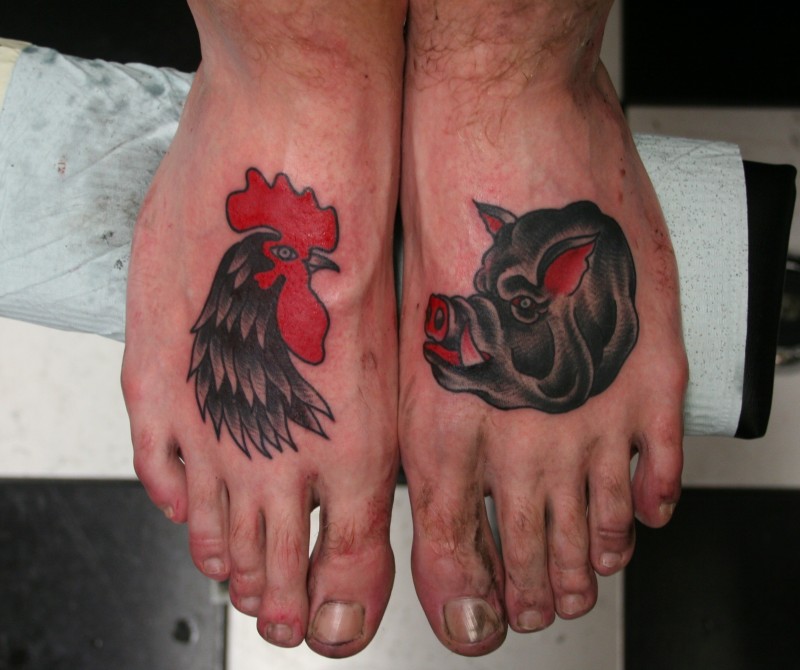 inchiostro nero gallo e maiale tatuaggio su piedi
