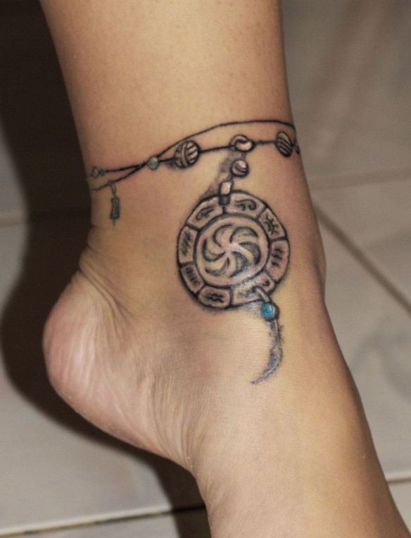 Tatuaje en el tobillo, 
pulsera con amuleto fantástico