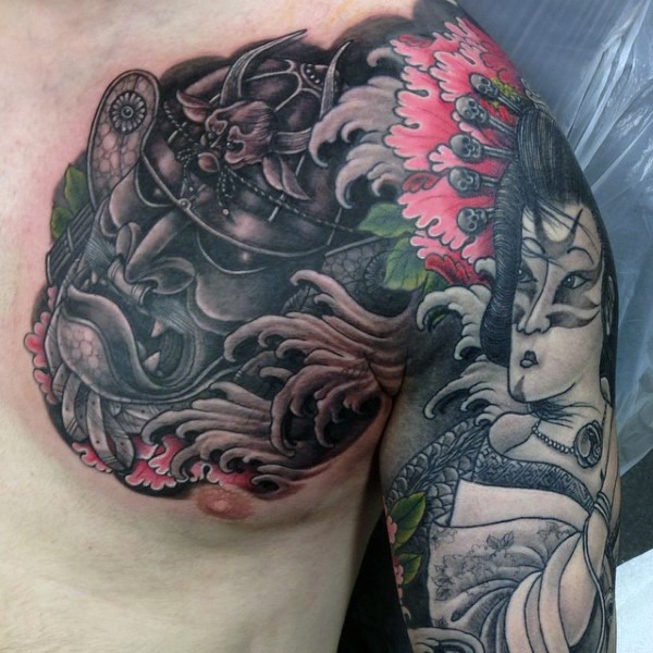 Tatuaje en el hombro, máscara de samurái y geisha preciosa entre flores, estilo asiático