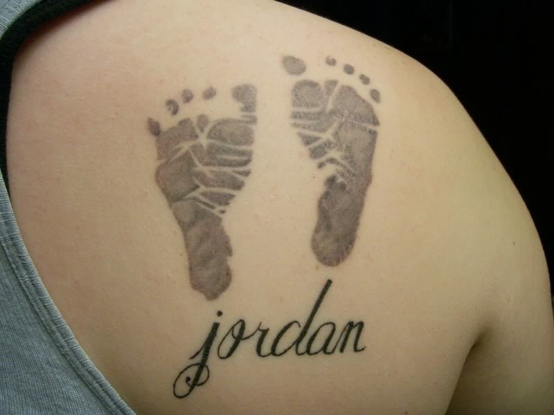 Interesting baby foot tattoo on right back shoulder
