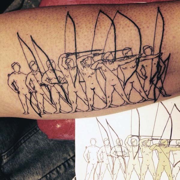 Tatuaje de arqueros con arcos en el brazo