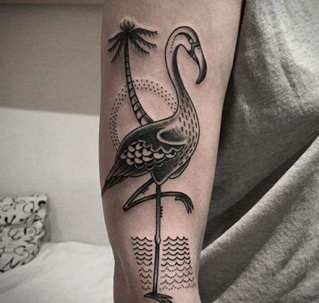 Interessantes schwarzes großes Flamingo Tattoo am Arm mit Palme