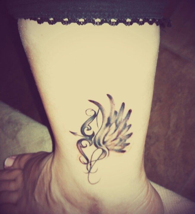 Tatuaje en el tobillo, arco y flecha elegantes lindos