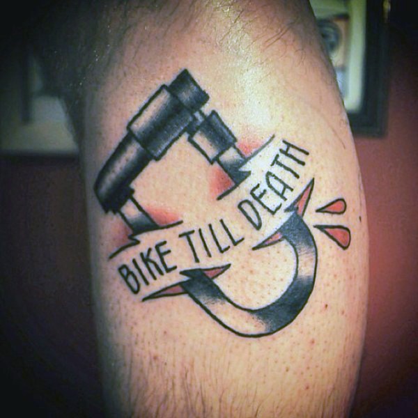 Tatuaje en la pierna, candado de bicicleta con escrito