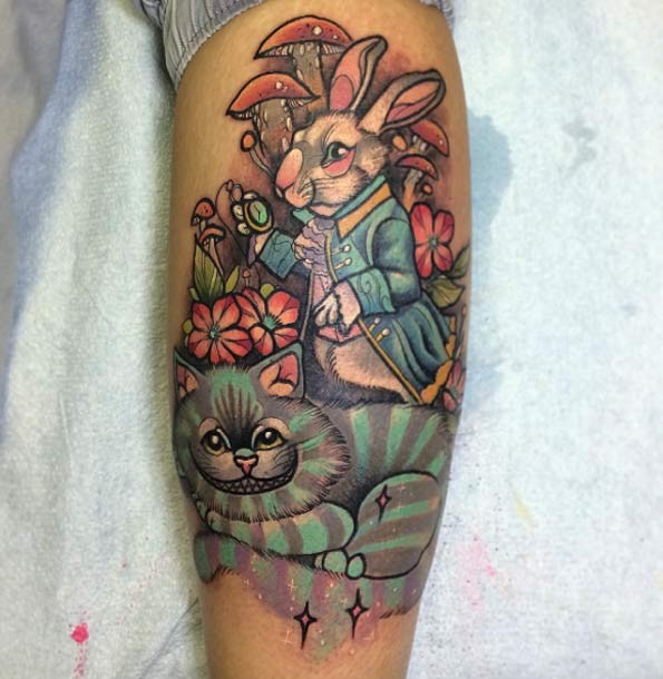Tatuaje multicolor de conejo con gato de cheshire y setas venenosas