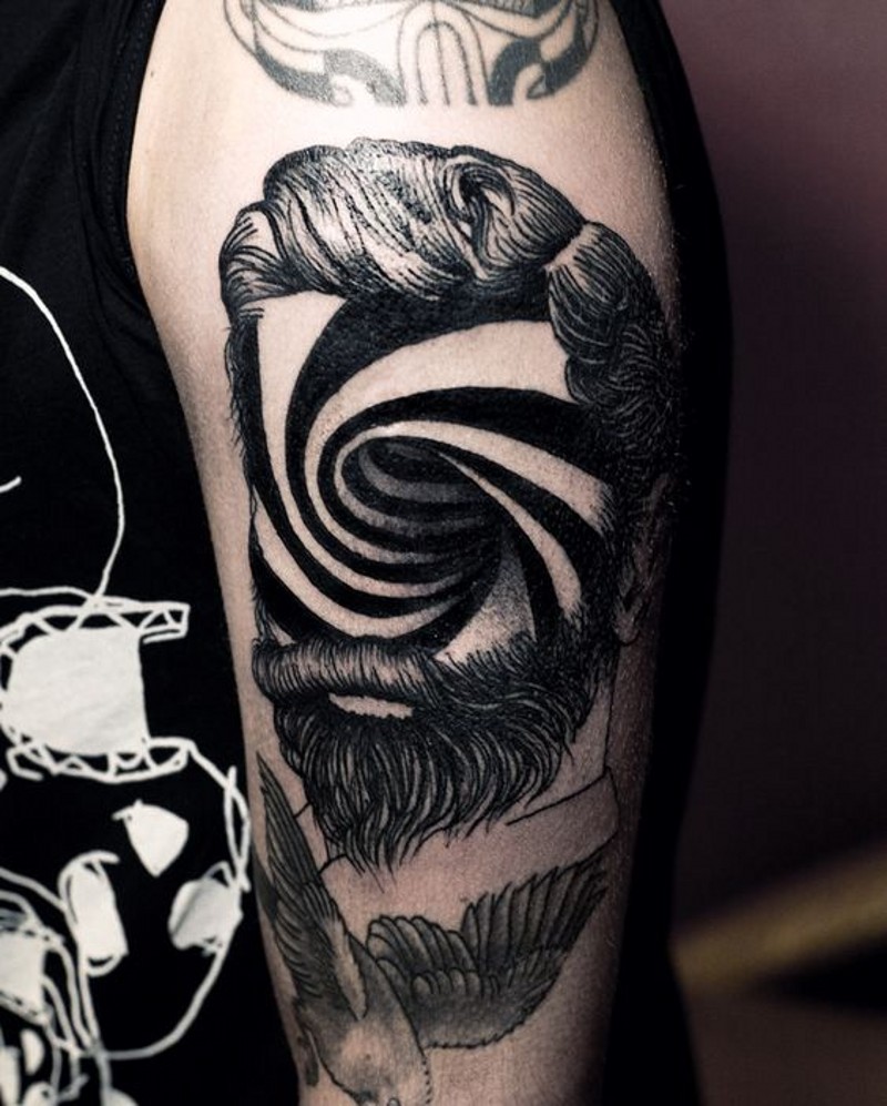 Tatuaje en el brazo, hombre con barba y sin cara