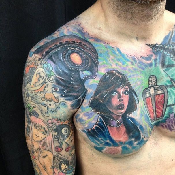 Tatuaje en el pecho, diseño multicolor con mujer atractiva