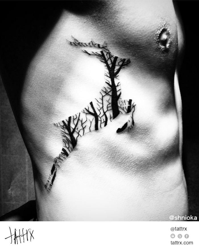 Tatuaje en las costillas,
ciervo con impresión de árboles, idea interesante