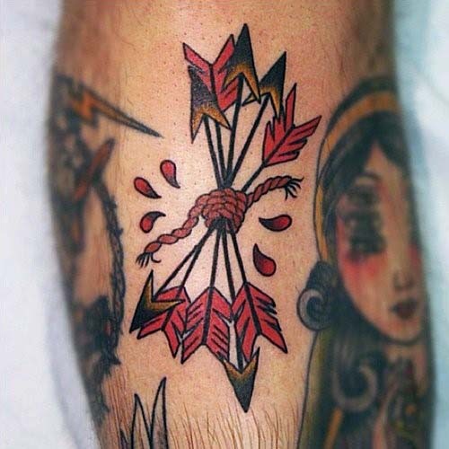 Tatuaje en el brazo, flechas de colores atadas con cuerda