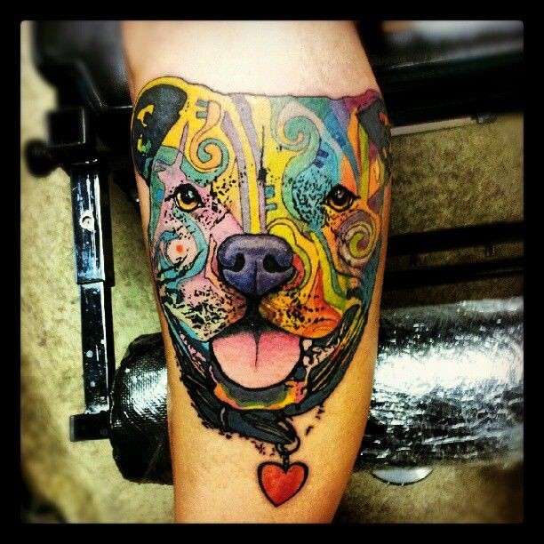 Interessant gestaltetes mehrfarbiges Hundegesicht Tattoo mit verschiedenen Ornamenten