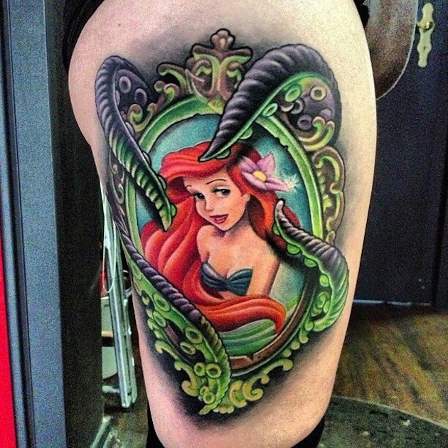 Interessant gestaltetes mehrfarbiges Oberschenkel Tattoo vom Porträt der Ariel Seejungfrau