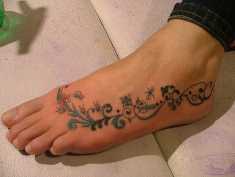 Tatuaje en el pie, patrón floral multicolor