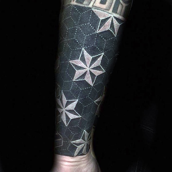 Tatuaje  de ornamento con estrellas geométricas en el antebrazo