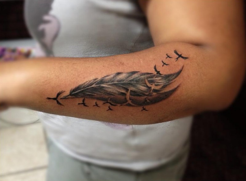 Interessante graue Feder Vogel Tattoo am Arm