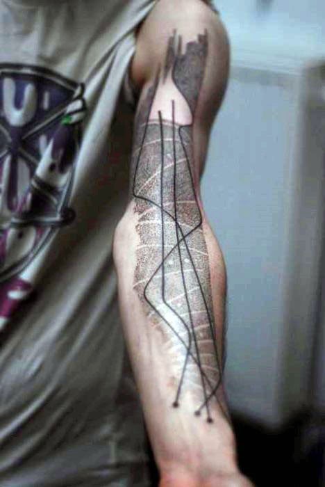 Tatuaje de  abstracción en el brazo