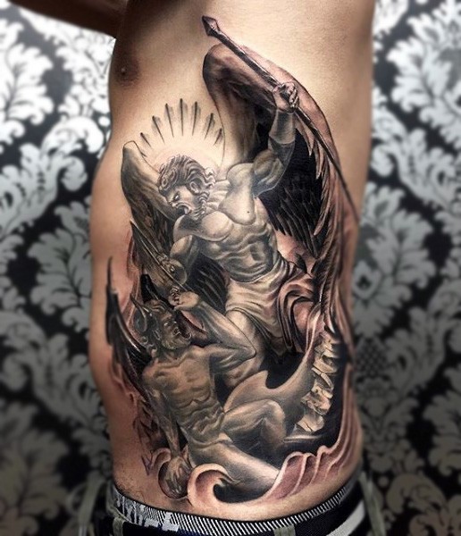 Interessant aussehender farbiger Engel mit Dämonen kämpfen Tattoo an der Seite