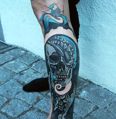 Tatuaje colorido en la pierna,
cráneo fascinante con tentáculos de pulpo