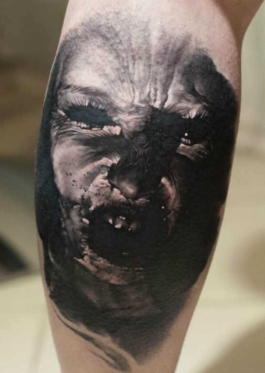 Tatuaje en la pierna, retrato de monstruo tremendo repugnante, tinta negra