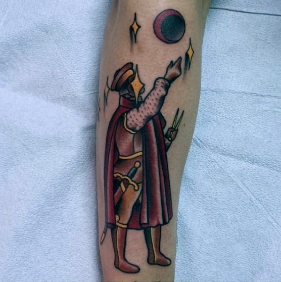 Tatuaje en la pierna, guerrero medieval interesante con la luna oscura