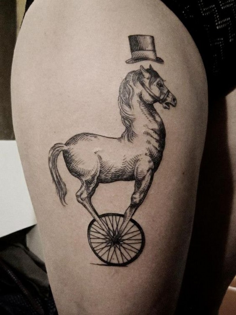 Interessantes gemaltes großes schwarzes Pferd mit Rad und Zylinderhut Tattoo am Oberschenkel