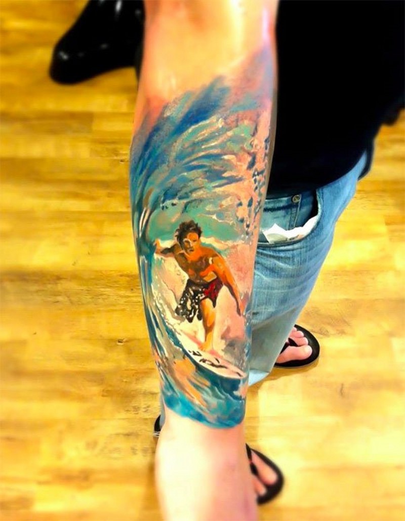 Tatuaje en el antebrazo, surfer  realista en ola grande