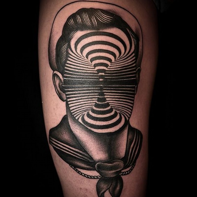 Interessante gemalt Hälfte Mensch Hälfte hypnotische Verzierungen Tattoo am Oberschenkel
