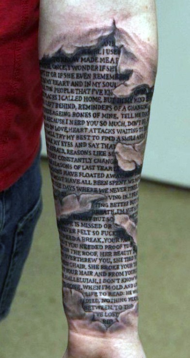 Tatuaje en el antebrazo,
inscripción estupenda debajo de la piel rasgada