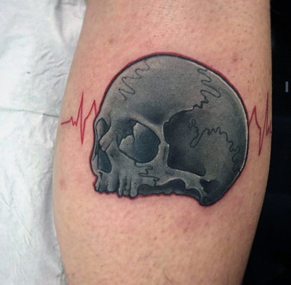 Tatuaje en el antebrazo, cráneo gris dibujado con ritmo cardíaco