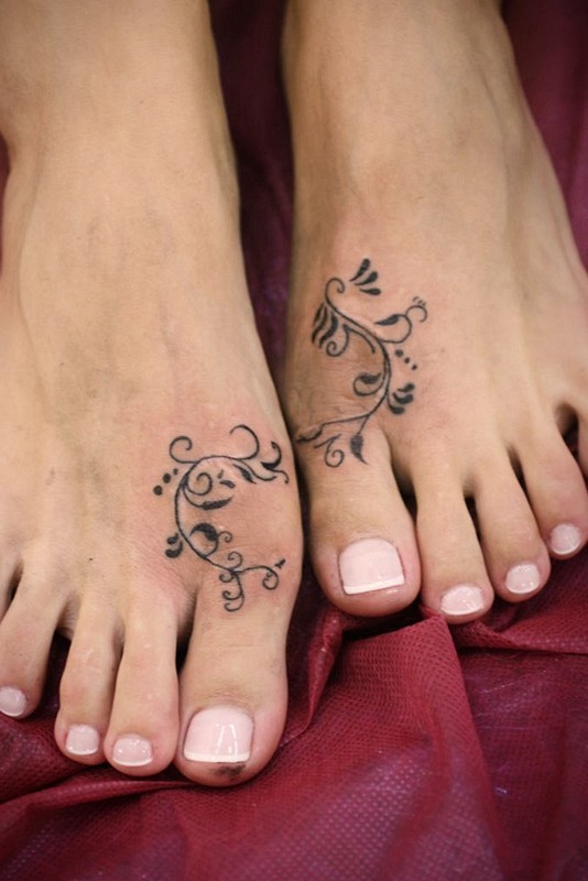 Interessantes Tattoo von  einfachem pflanzlichem Muster auf  Füssen