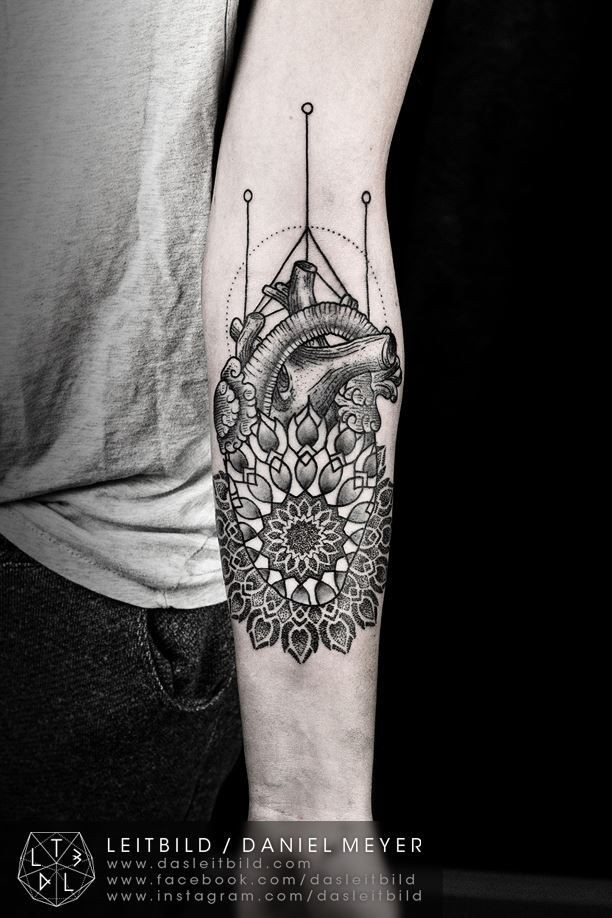 Tatuaje en el antebrazo, corazón con patrón floral, colores negro y blanco