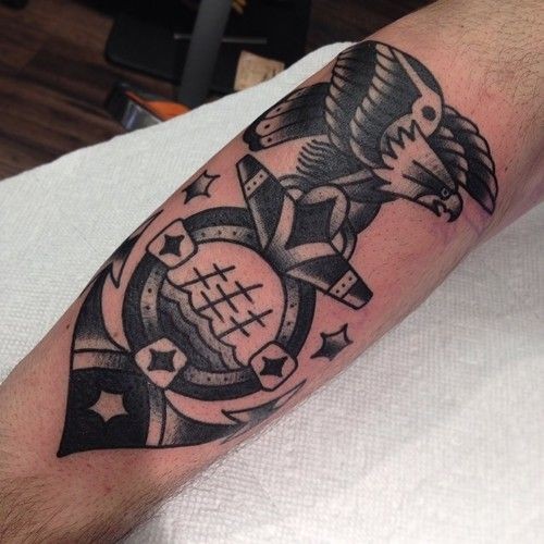 Tatuaje en el antebrazo, águila con ancla, colores gris y negro