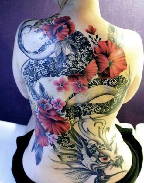 Schmuckvoller  schwarzer Drache und rote Blumen Tattoo am ganzen Rücken
