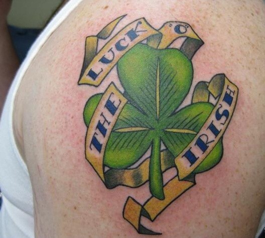 trifoglio irlandese per fortuna tatuaggio sulla spalla