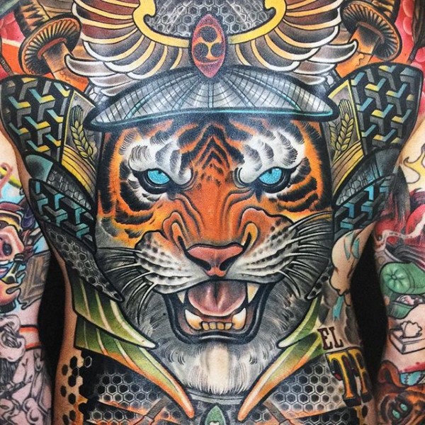 Japanisches traditionelles farbiges Tatto am ganzen Körper von Tiger mit Schwert und Bildern