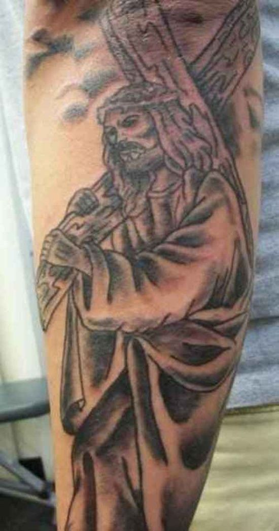 Tatuaje en el brazo,
jesús que lleva una cruz