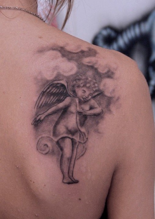 Tatuaje  de angelito bonito en el hombro