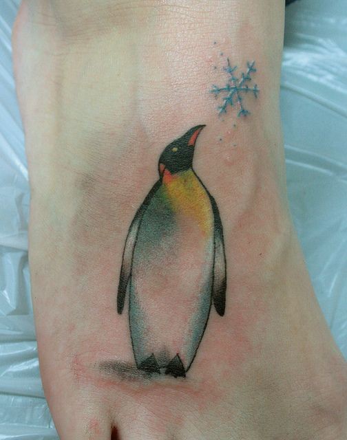 bel re pinguino tatuaggio con fiocco di neve su piede