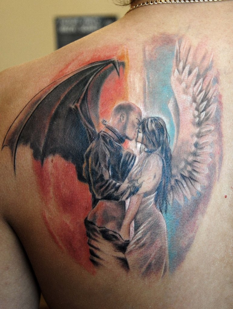 bei angelo e demone bacciandosi tatuaggio su scapola