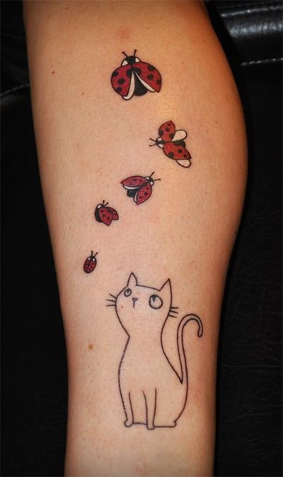 Tatuaje en la pierna, silueta de gato y mariquitas