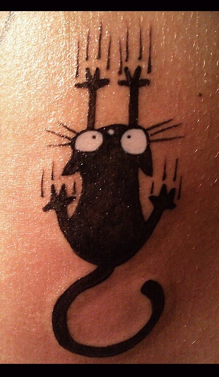 Tatuaggio il gatto che gratta